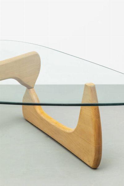 ISAMU NOGUCHI : Tavolo con struttura in legno e piano in cristallo molato. Anni '70 cm 95x40x127  - Asta Asta 175 Design - Associazione Nazionale - Case d'Asta italiane