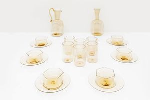 MVM CAPPELLIN & C. - Servizio da tavola in vetro colorato composto da caraffa per l'acqua  bottiglia da vino  sei bicchieri  sei coppette  [..]