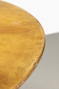 PRODUZIONE ITALIANA : Tavolo rotondo in legno con gambe arcuate. Anni '50 cm 80x110  - Asta Asta 175 Design - Associazione Nazionale - Case d'Asta italiane