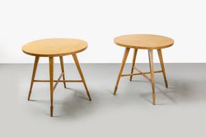 PRODUZIONE ITALIANA - Coppia di tavolini rotondi in legno di noce. Anni '50 cm 57x60