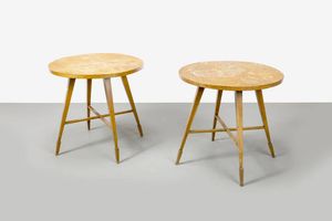 PRODUZIONE ITALIANA - Coppia di tavolini rotondi in legno di noce. Anni '50 cm 57x60