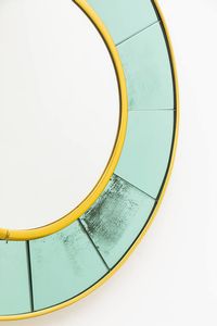 CRISTAL ART : Specchio con cornice in ottone  bordo a tasselli in  vetro colorato. Anni '60 diam cm 80  - Asta Asta 175 Design - Associazione Nazionale - Case d'Asta italiane