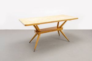 PRODUZIONE ITALIANA - Tavolo in legno di noce  puntali in ottone  piano in legno laminato. Anni '50 cm 80x159 5x79