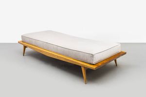 PRODUZIONE ITALIANA - Day bed con struttura in legno  imbottitura rivestita in velluto. Anni '50 cm 194x86x44