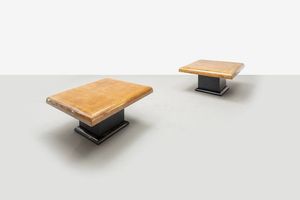ALDO TURA - Coppia di tavolini con sostegno in legno laccato  piano in legno ricoperto in pergamena invetriata. Anni '70 cm  [..]