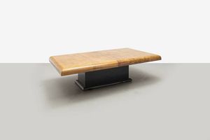 ALDO TURA - Tavolino con sostegno in legno laccato  piano in legno ricoperto in pergamena invetriata. Anni '70 cm 41x90x15 [..]