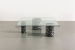 MAURIZIO CASIGLIANI - Tavolino con basamento in cilindri di marmo e piano in vetro di forte spessore. Prod. Casigliani anni '70 cm 3 [..]