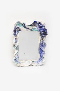 PRODUZIONE ITALIANA - Specchio con cornice in ceramica bianca decorata in policromia. Anni '50 cm 35x20x6