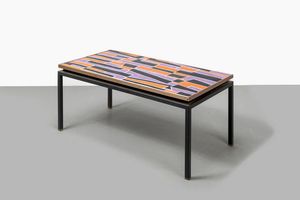 PRODUZIONE ITALIANA - Tavolino con struttura in metallo verniciato  piano decorato a smalti con bordo in rame. Anni '50 cm 40x90x47