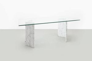 PRODUZIONE ITALIANA - Tavolo con struttura a compasso in marmo bianco  particolari in ottone  piano in vetro. Anni '70 cm 72x180x90