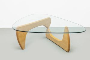 ISAMU NOGUCHI - Tavolo con struttura in legno e piano in cristallo molato. Anni '70 cm 95x40x127