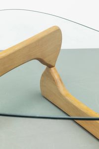 ISAMU NOGUCHI : Tavolo con struttura in legno e piano in cristallo molato. Anni '70 cm 95x40x127  - Asta Asta 175 Design - Associazione Nazionale - Case d'Asta italiane