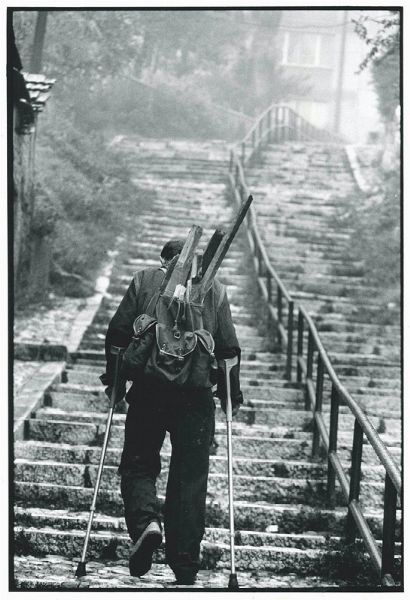 Abbas Attar : A man on crutches carries wood for fuel in his rucksack. Bosnie-Herzigovine, Sarajevo  - Asta Asta a Tempo | Fotografia - Associazione Nazionale - Case d'Asta italiane