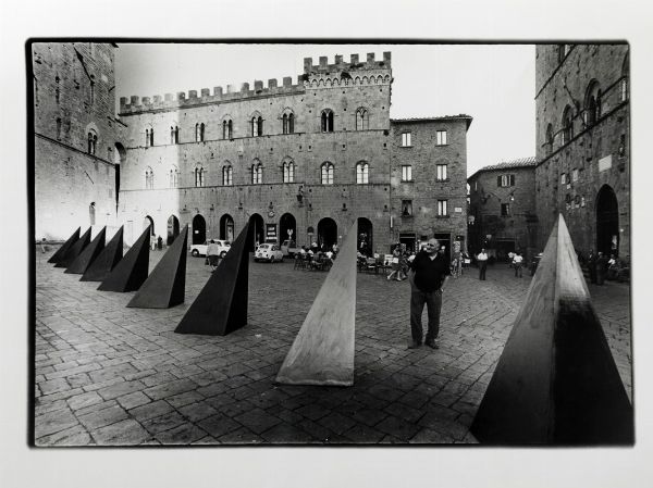 Installazione di Staccioli a Volterra, 1972  - Asta Asta a Tempo | Fotografia - Associazione Nazionale - Case d'Asta italiane