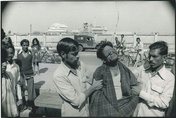 Rai Raghu : Victims suffering from eye burns, poison gas India, December 1984  - Asta Asta a Tempo | Fotografia - Associazione Nazionale - Case d'Asta italiane