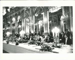 Capa Cornell - Cena storica: Nella galleria degli specchi della Reggia di Versailles, il Presidente e la Signora de Gaulle ricevono il Presidente e la Signora Kennedy. 31 Maggio 1961. Un fotografo della MAGNUM partecip alla cena per documentare questa storica occasione.
