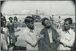 Rai Raghu : Victims suffering from eye burns, poison gas India, December 1984  - Asta Asta a Tempo | Fotografia - Associazione Nazionale - Case d'Asta italiane