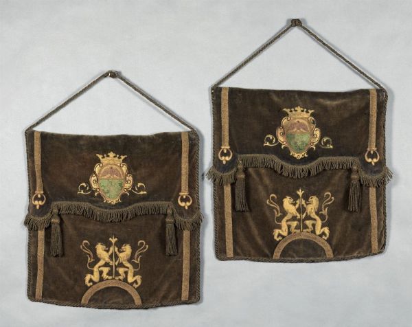 Due borse da cavallo  - Asta Arredi Antichi, Icone Russe e una collezione di modelli di mobili - Associazione Nazionale - Case d'Asta italiane