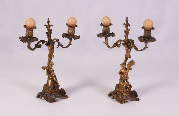 Due candelieri a tre luci in bronzo dorato  - Asta Arredi Antichi, Icone Russe e una collezione di modelli di mobili - Associazione Nazionale - Case d'Asta italiane