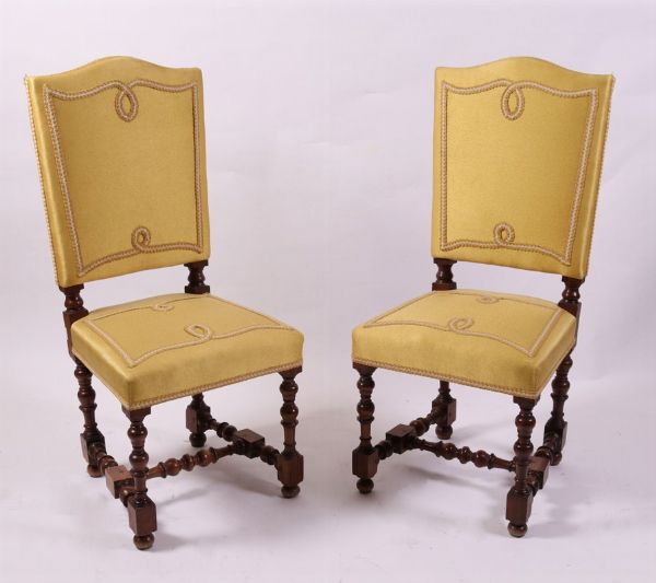 Due sedie in massello di noce  - Asta Arredi Antichi, Icone Russe e una collezione di modelli di mobili - Associazione Nazionale - Case d'Asta italiane