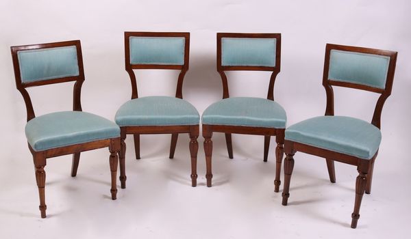Quattro sedie in massello di noce  - Asta Arredi Antichi, Icone Russe e una collezione di modelli di mobili - Associazione Nazionale - Case d'Asta italiane