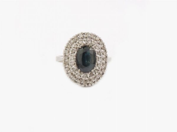 Anello in oro bianco con diamanti e zaffiro  - Asta Gioielli, Orologi e Monete d'Oro - Associazione Nazionale - Case d'Asta italiane