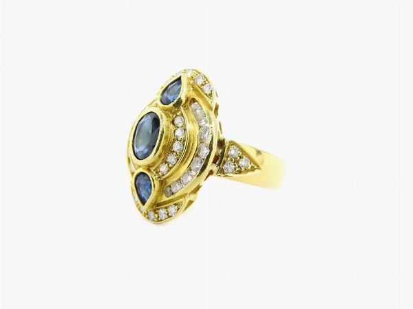 Anello in oro giallo con diamanti e zaffiri  - Asta Gioielli, Orologi e Monete d'Oro - Associazione Nazionale - Case d'Asta italiane