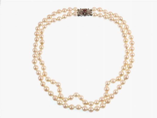 Collana a due fili di perle coltivate Akoya con fermezza in oro bianco e rubino  - Asta Gioielli, Orologi e Monete d'Oro - Associazione Nazionale - Case d'Asta italiane