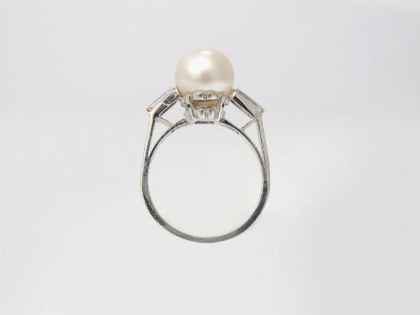 Anello in oro bianco con diamanti e perla Akoya  - Asta Gioielli, Orologi e Monete d'Oro - Associazione Nazionale - Case d'Asta italiane