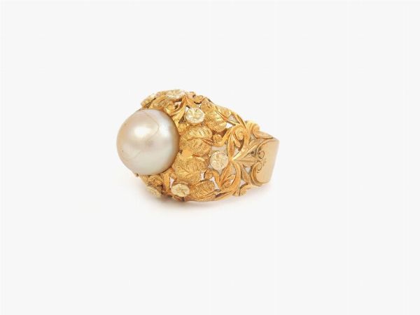 Anello in oro giallo con perla coltivata  - Asta Gioielli, Orologi e Monete d'Oro - Associazione Nazionale - Case d'Asta italiane