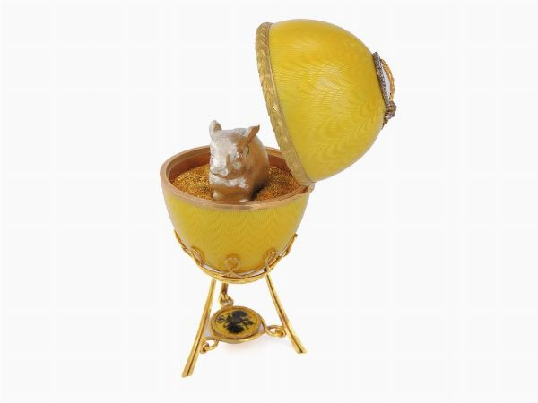 Grande uovo con piedestallo in oro giallo, argento, diamanti e smalti  - Asta Gioielli, Orologi e Monete d'Oro - Associazione Nazionale - Case d'Asta italiane