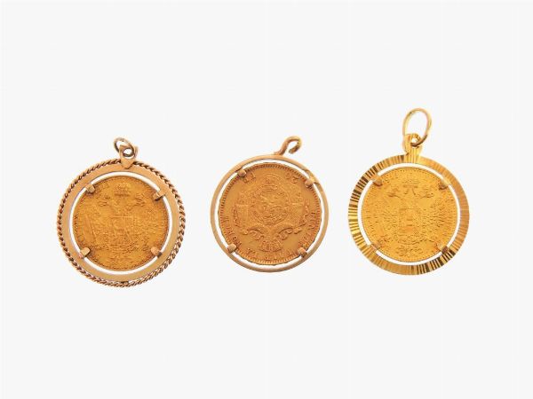 Tre monete di vari stati con montature in oro  - Asta Gioielli, Orologi e Monete d'Oro - Associazione Nazionale - Case d'Asta italiane