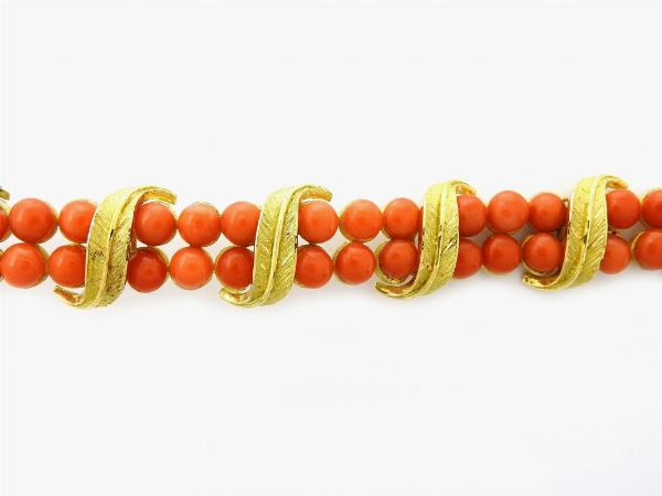 Bracciale semirigido in oro giallo e corallo rosso aranciato  - Asta Gioielli, Orologi e Monete d'Oro - Associazione Nazionale - Case d'Asta italiane