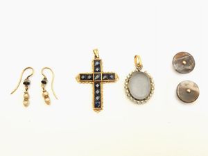 Un anello, due pendenti, due bottoni da sparato, un paio di orecchini, un orecchino singolo  - Asta Gioielli, Orologi e Monete d'Oro - Associazione Nazionale - Case d'Asta italiane