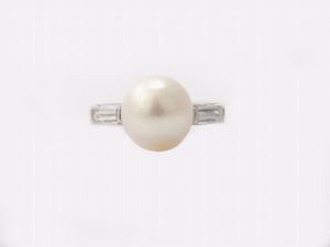 Anello in oro bianco con diamanti e perla Akoya  - Asta Gioielli, Orologi e Monete d'Oro - Associazione Nazionale - Case d'Asta italiane