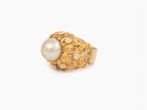 Anello in oro giallo con perla coltivata  - Asta Gioielli, Orologi e Monete d'Oro - Associazione Nazionale - Case d'Asta italiane