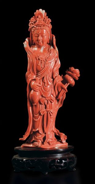 Figura di Guanyin incoronata con piccolo vaso e fiore scolpita in corallo, Cina, inizi XX secolo  - Asta Fine Chinese Works of Art - Associazione Nazionale - Case d'Asta italiane