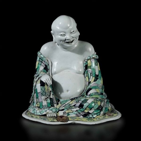 Figura Budai seduto in porcellana Famiglia Verde, Cina, Dinastia Qing, epoca Kangxi (1662-1722)  - Asta Fine Chinese Works of Art - Associazione Nazionale - Case d'Asta italiane