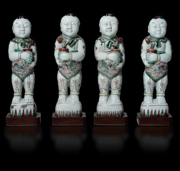 Quattro figure di OBoy in porcellana Famiglia Verde, Cina, Dinastia Qing, epoca Kangxi (1662-1722)  - Asta Fine Chinese Works of Art - Associazione Nazionale - Case d'Asta italiane