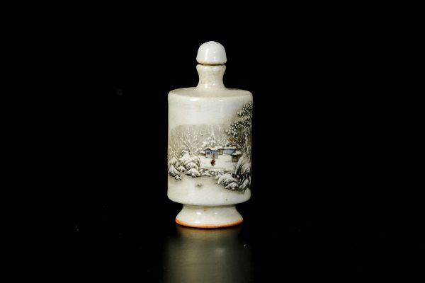 Snuff bottle in porcellana raffigurante paesaggio innevato, Cina, inizio XX secolo  - Asta Fine Chinese Works of Art - Associazione Nazionale - Case d'Asta italiane