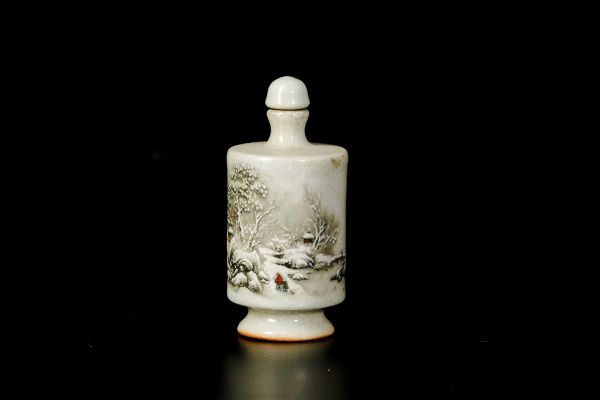 Snuff bottle in porcellana raffigurante paesaggio innevato, Cina, inizio XX secolo  - Asta Fine Chinese Works of Art - Associazione Nazionale - Case d'Asta italiane
