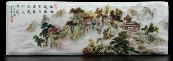 Placca in porcellana raffigurante paesaggio con pagode e iscrizione, Cina, 1950 ca.  - Asta Fine Chinese Works of Art - Associazione Nazionale - Case d'Asta italiane