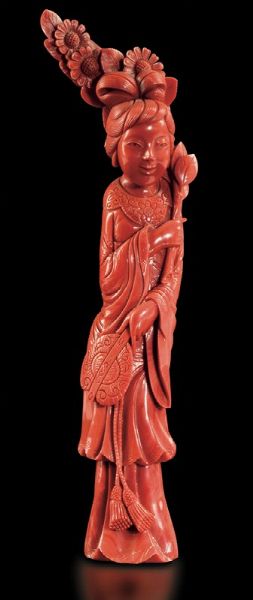 Figura di fanciulla con fiori scolpita in corallo, Cina, inizi XX secolo  - Asta Fine Chinese Works of Art - Associazione Nazionale - Case d'Asta italiane