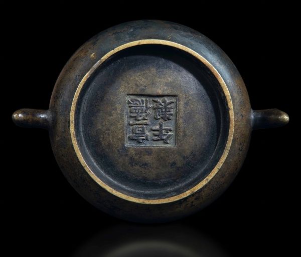 Censer in bronzo con anse sagomate, Cina, Dinastia Ming, epoca Xuande (1426-1435)  - Asta Fine Chinese Works of Art - Associazione Nazionale - Case d'Asta italiane
