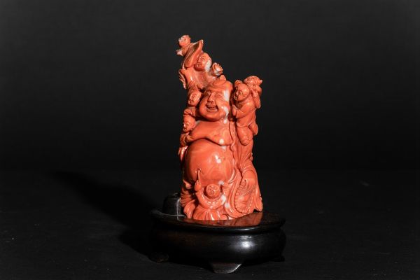 Figura di Budai con discepoli scolpito in corallo, Cina, inizi XX secolo  - Asta Fine Chinese Works of Art - Associazione Nazionale - Case d'Asta italiane
