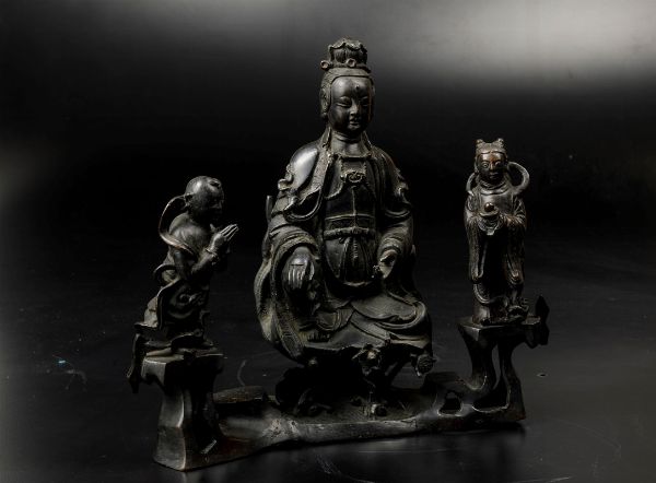 Raro gruppo in bronzo raffigurante Guanyin assisa con accoliti, Cina, Dinastia Ming, XVI secolo  - Asta Fine Chinese Works of Art - Associazione Nazionale - Case d'Asta italiane