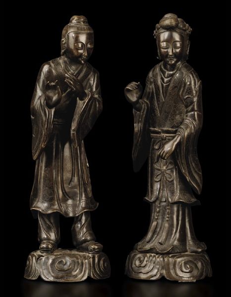 Coppia di suonatori stanti in bronzo, Cina, Dinastia Ming, XVII secolo  - Asta Fine Chinese Works of Art - Associazione Nazionale - Case d'Asta italiane