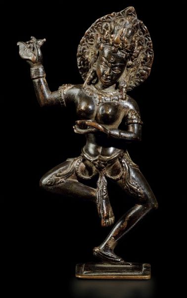 Figura di Vajravarahi in bronzo, Nepal, XIV secolo  - Asta Fine Chinese Works of Art - Associazione Nazionale - Case d'Asta italiane