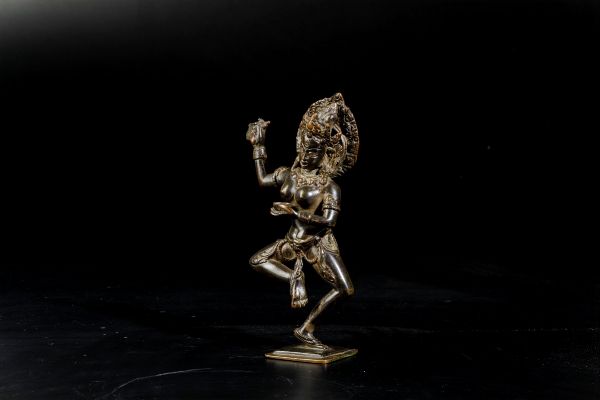 Figura di Vajravarahi in bronzo, Nepal, XIV secolo  - Asta Fine Chinese Works of Art - Associazione Nazionale - Case d'Asta italiane