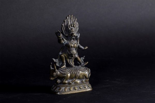 Figura di Dharmapala Santi-Yama in bronzo stante su fiore di loto, Tibet, XIX secolo  - Asta Fine Chinese Works of Art - Associazione Nazionale - Case d'Asta italiane